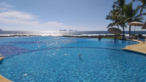 Beautiful beachfront home, infinity pool on spectacular Pacific Ocean bay.
